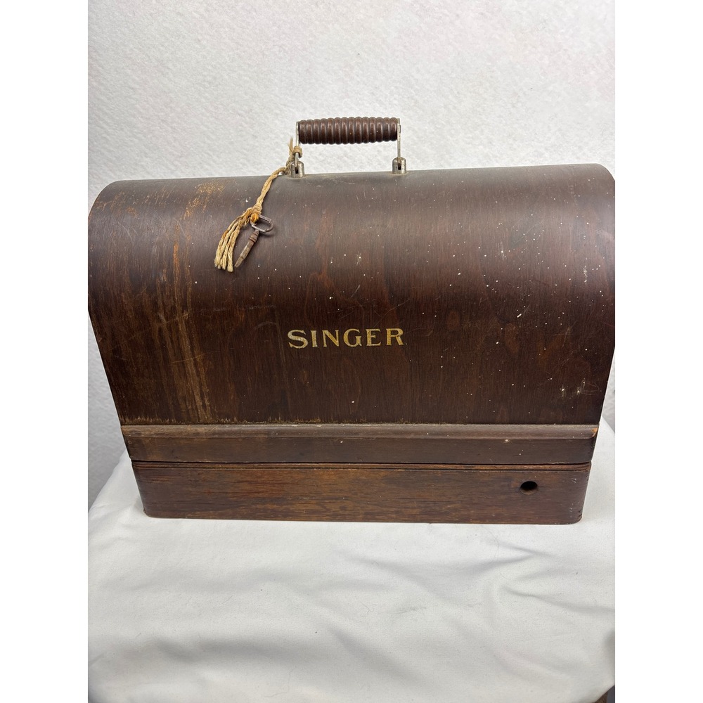 SINGER Vintage Bentwood Sewing Machine Carrying Case with Key Dome Top Wood